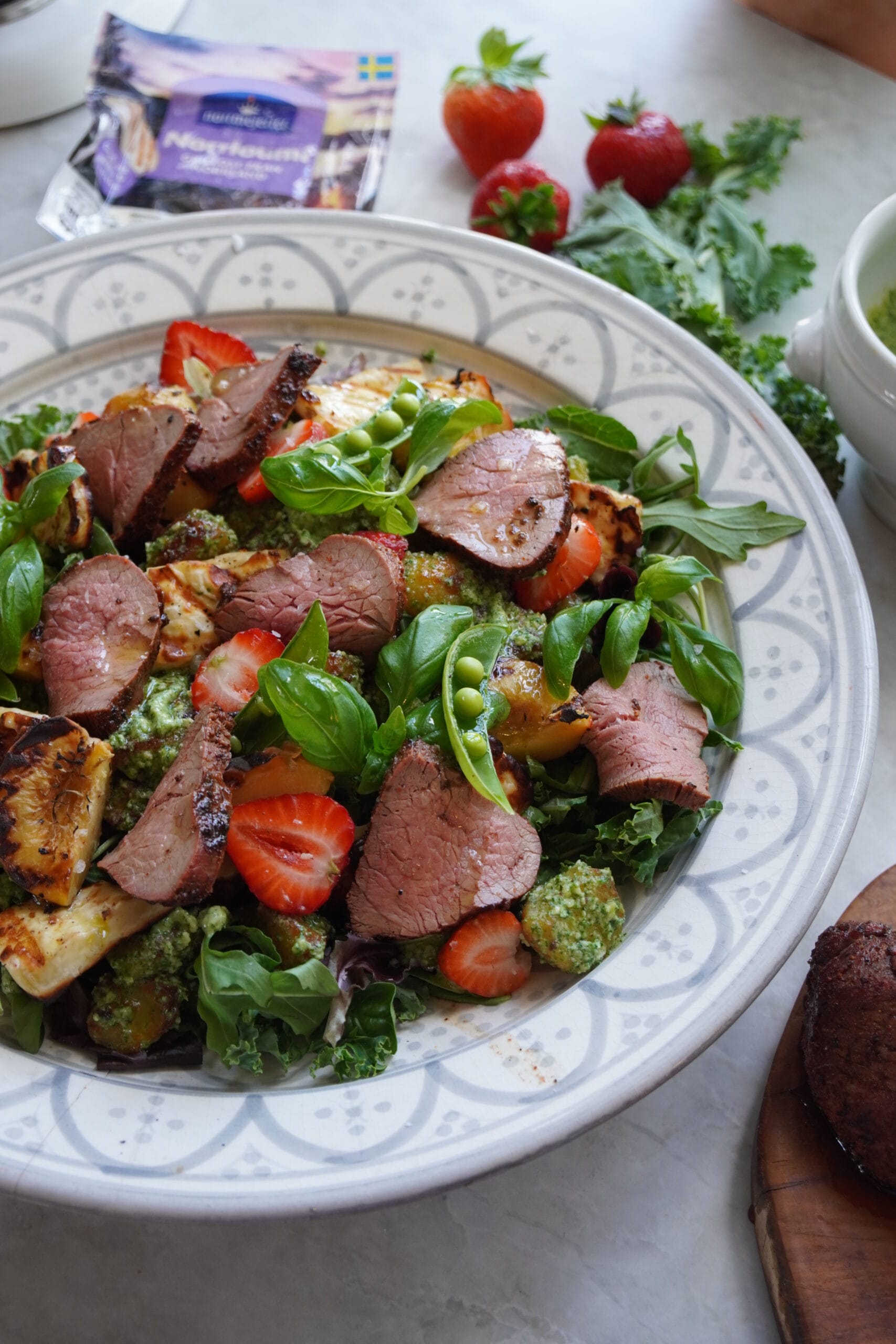 Sommarsallad med Norrloumi och Green godess dressing